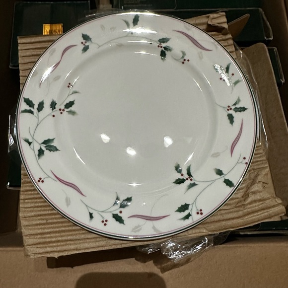 Mikasa Holiday Splendor set of 4 Bread and Butter plates. 7 5/8” round. - Picture 1 of 1